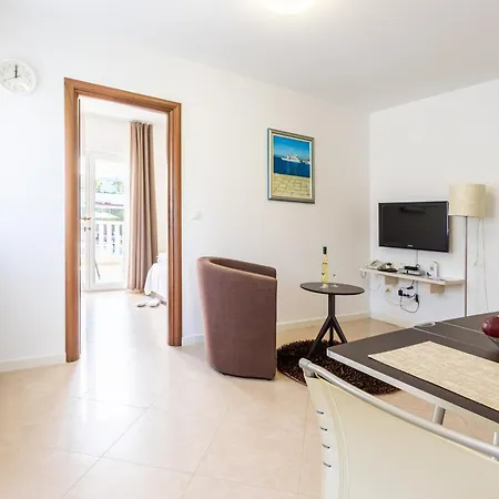 Appartement Family Friendly With A Swimming Pool Splitska, Brac - 23224 Supetar
