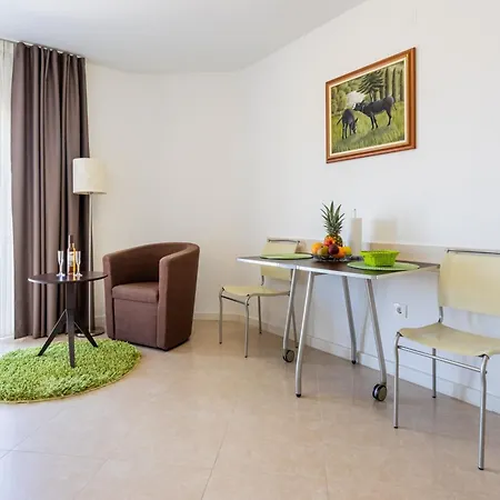 Appartement Family Friendly With A Swimming Pool Splitska, Brac - 23224
