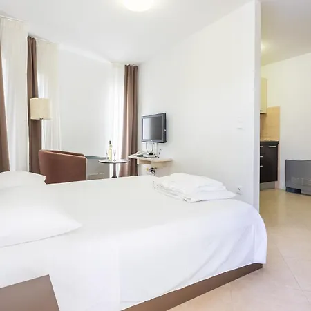 Family Friendly With A Swimming Pool Splitska, Brac - 23224 Appartement Supetar