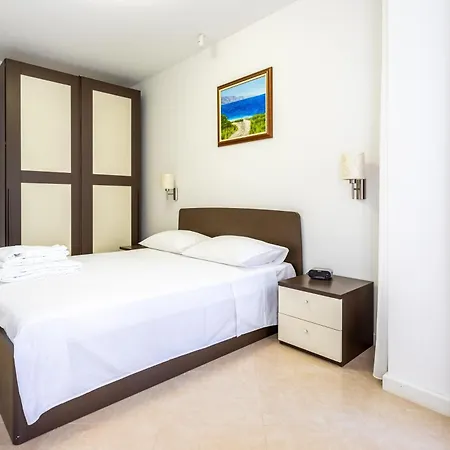 Appartement Family Friendly With A Swimming Pool Splitska, Brac - 23224
