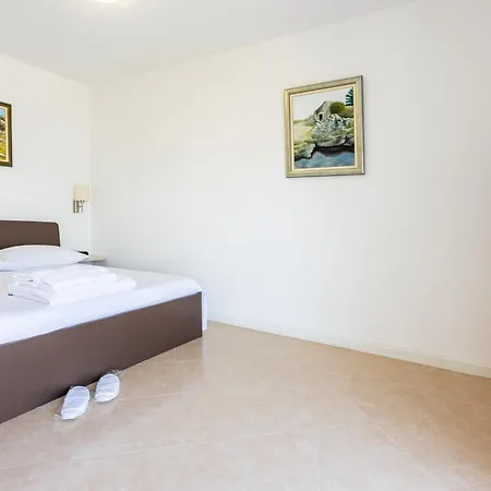 Family Friendly With A Swimming Pool Splitska, Brac - 23224 Appartement Supetar