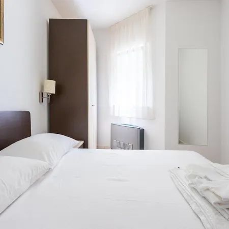 Appartement Family Friendly With A Swimming Pool Splitska, Brac - 23224