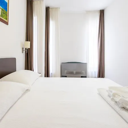 Family Friendly With A Swimming Pool Splitska, Brac - 23224 Appartement Supetar