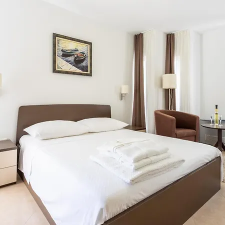 Appartement Family Friendly With A Swimming Pool Splitska, Brac - 23224 Supetar