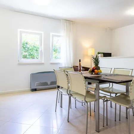 Appartement Family Friendly With A Swimming Pool Splitska, Brac - 23224