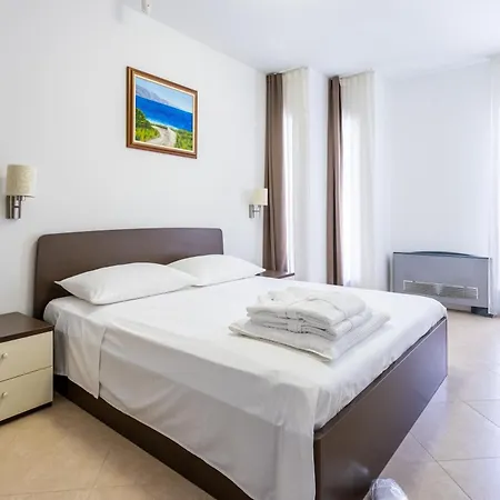 Appartement Family Friendly With A Swimming Pool Splitska, Brac - 23224