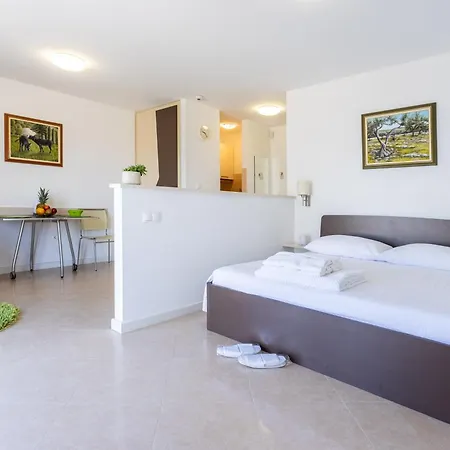 Family Friendly With A Swimming Pool Splitska, Brac - 23224 Appartement Supetar