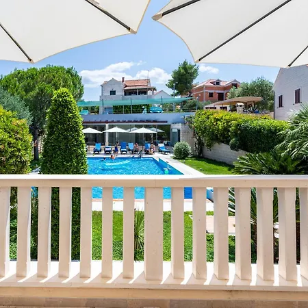 Appartement Family Friendly With A Swimming Pool Splitska, Brac - 23224
