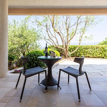 Appartement Family Friendly With A Swimming Pool Splitska, Brac - 23224