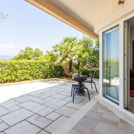 Appartement Family Friendly With A Swimming Pool Splitska, Brac - 23224